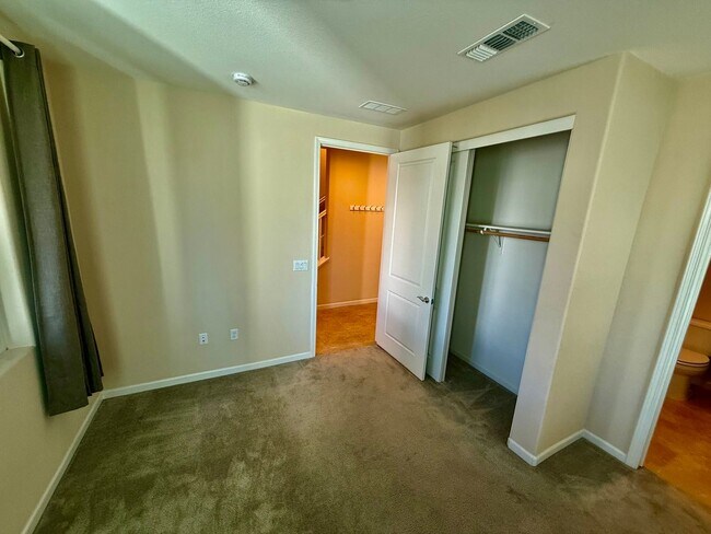 Building Photo - 4BD/3.5B Home in Dublin's Boulevard Community, a Stone's Throw Away From Persimmon and Hacienda!