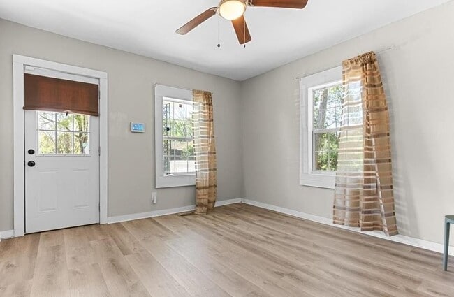 Foto del edificio - 2164 Monroe Ave