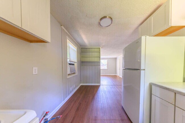 Foto del edificio - NOW AVAILABLE!!  Affordable Renovated 2 Be...