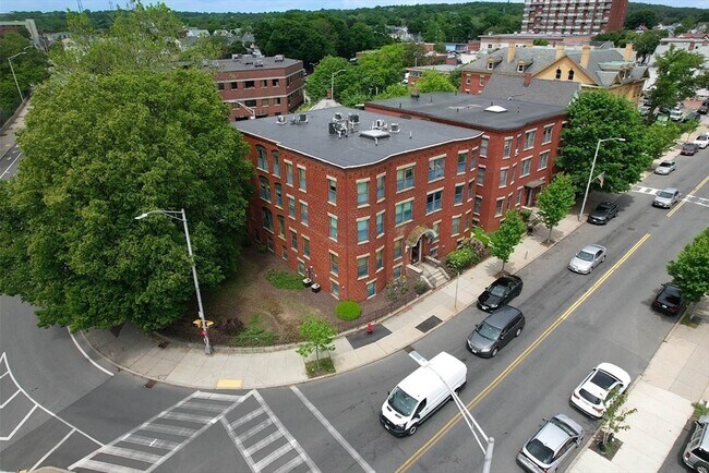 Building Photo - 550 Main St