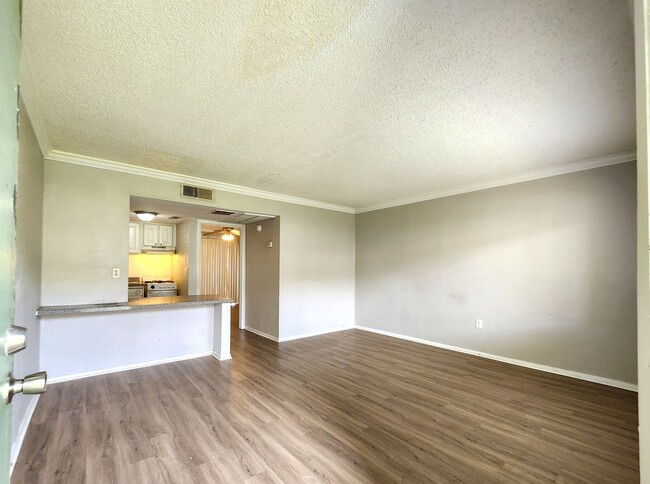 Building Photo - Ground Floor Unit; Tile/Laminate Flooring;...
