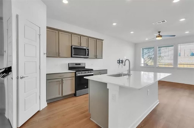 Building Photo - 13821 Zuhause Dr