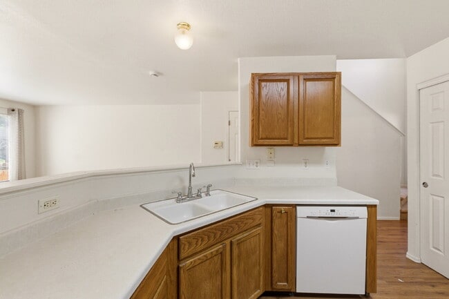 Building Photo - Very Nice 2 Bedroom, 2 1/2 Bath Townhome in Quail Run! Community Pool & Tennis Courts! Minutes To...