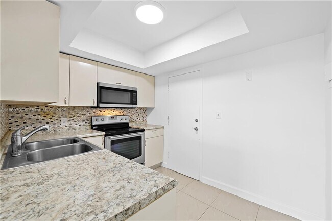Foto del edificio - 1400 NE 169th St