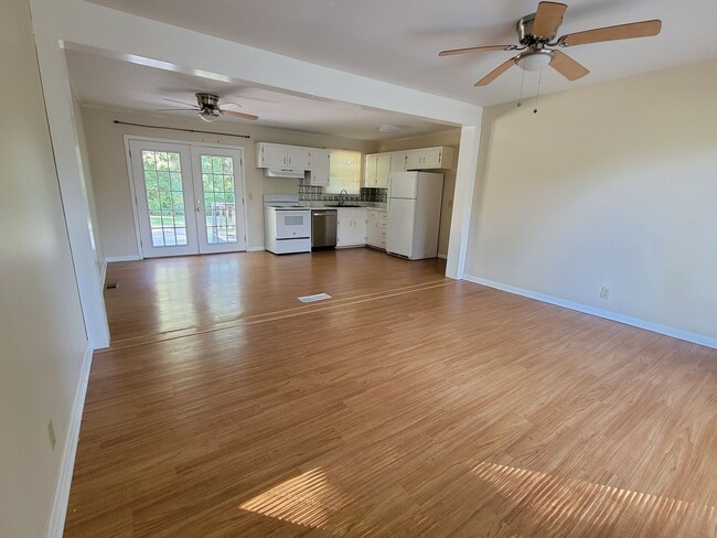 Building Photo - 350 Ladybird Dr