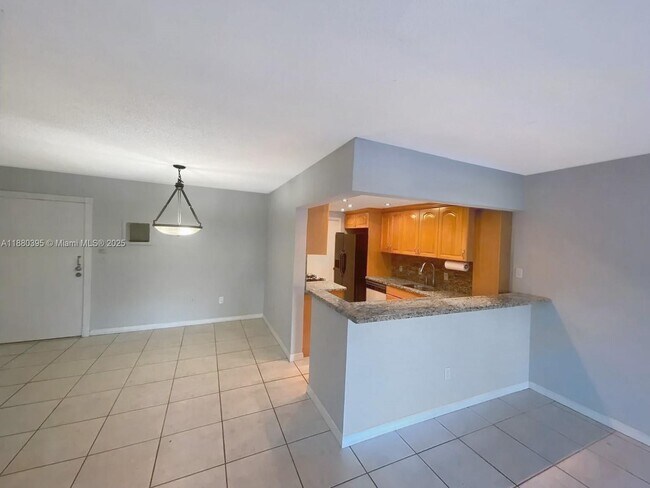 Building Photo - 6886 N Kendall Dr