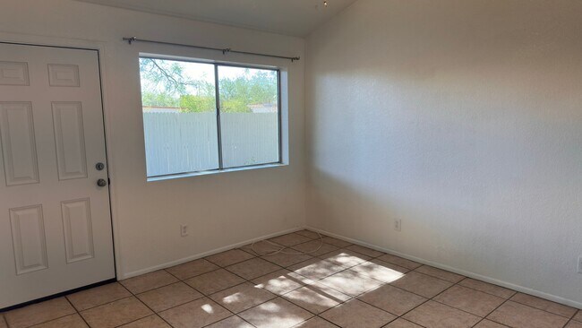 Building Photo - 2641 N Palo Verde Ave