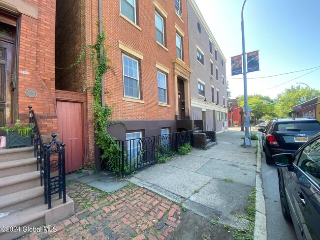 Building Photo - 118 3rd St