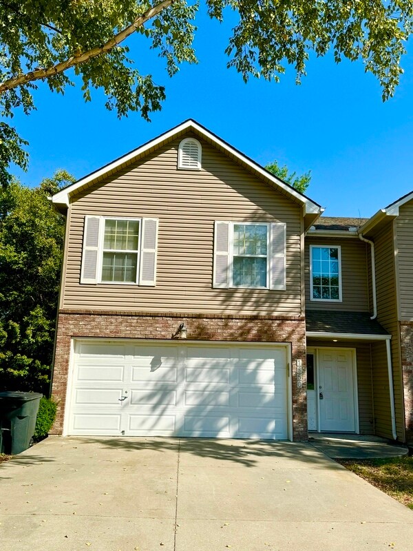 Building Photo - 1650 NW Garrett Dr