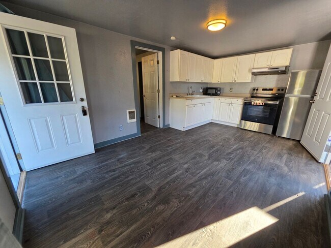 Foto del edificio - 1 Bedroom Close to Shipyard, Bus Stops, Di...