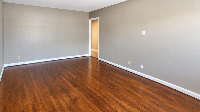 Building Photo - Charming 2-Bedroom Duplex in Convenient Oak Cliff Location