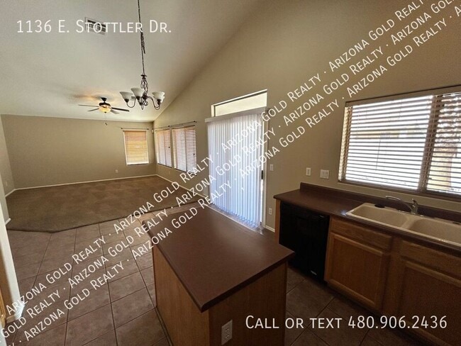 Foto del edificio - 1136 E Stottler Dr