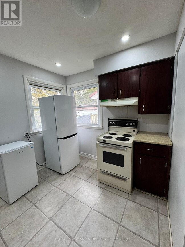 Building Photo - 104 Queenston Crescent