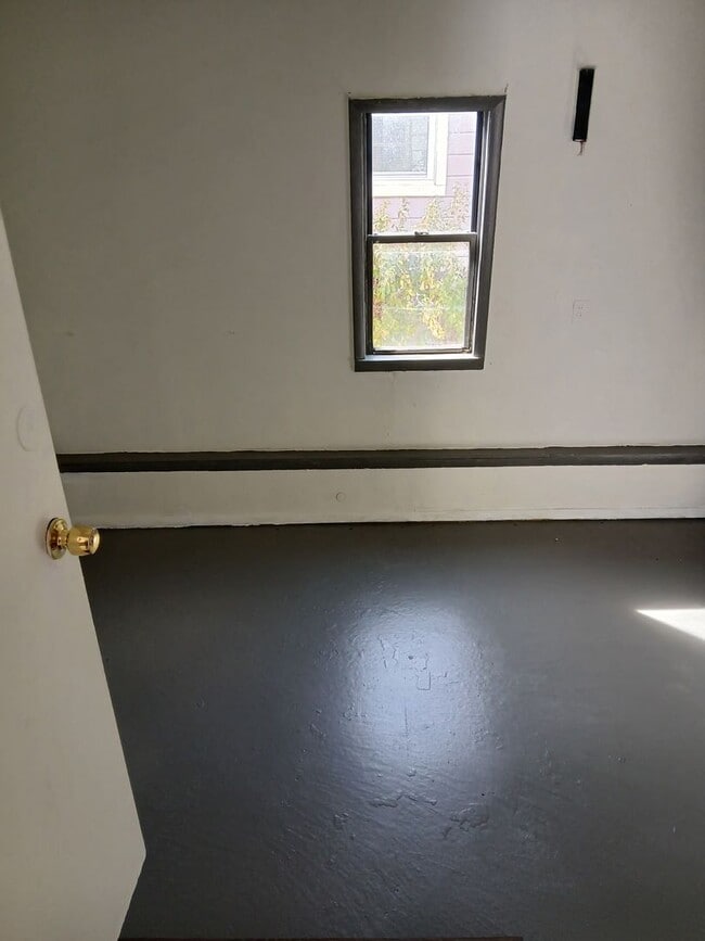 Building Photo - 215 E 53rd St N