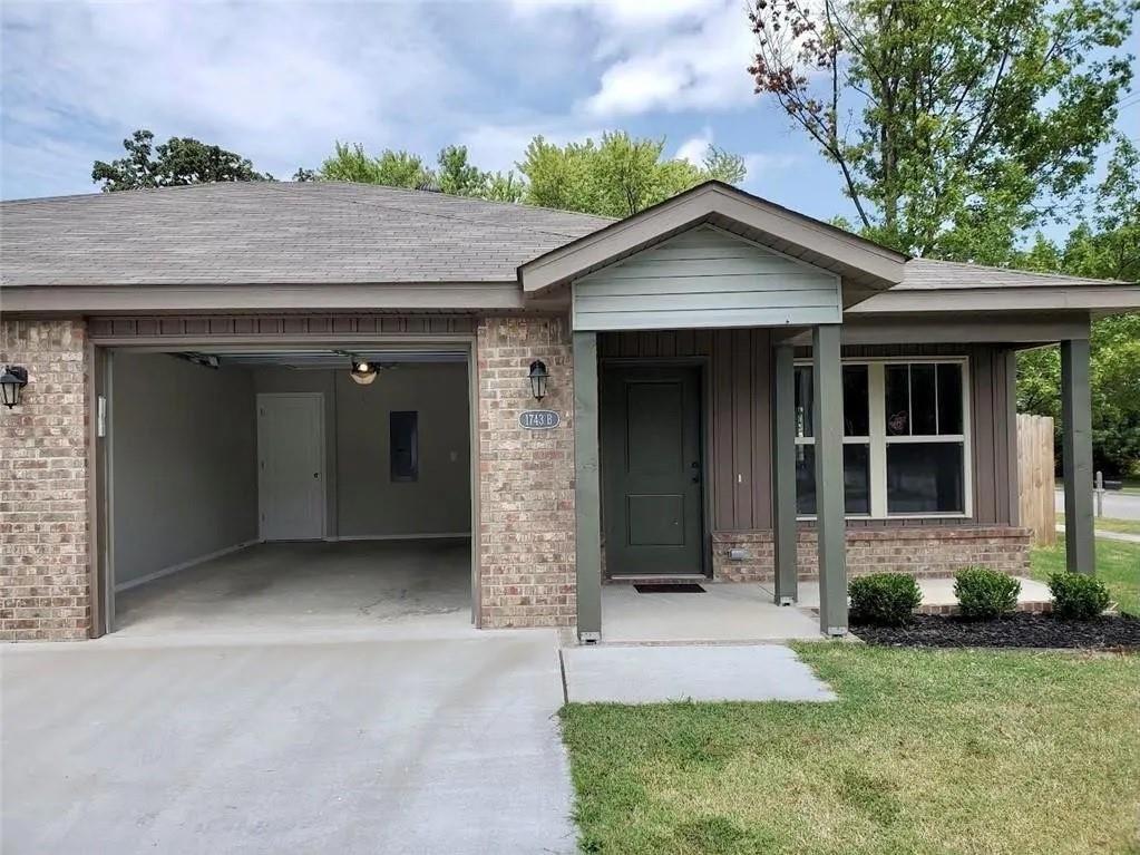 Foto principal - 1743 E Central St
