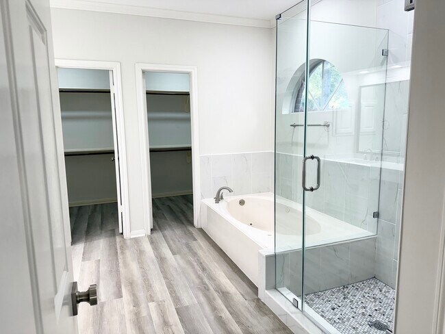 Foto del edificio - 4226 Roaring Rapids Dr