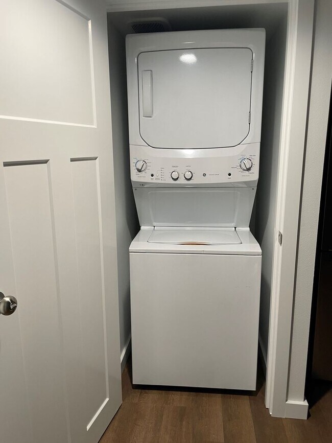Foto del edificio - Now renting 1 bedroom Apartment Downstairs