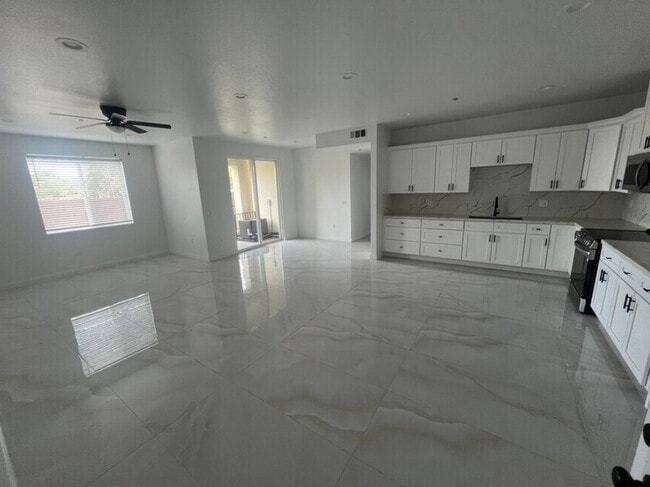 Building Photo - Solana Apartments