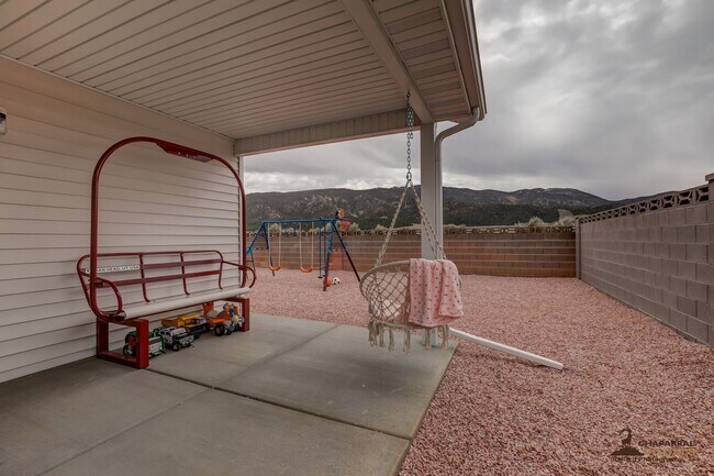 Building Photo - Spacious Family Home