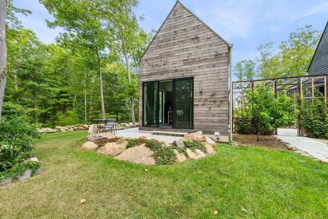 Building Photo - 73 Pigeon Hill St