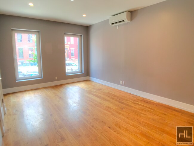 Building Photo - Duplex 1 Bed