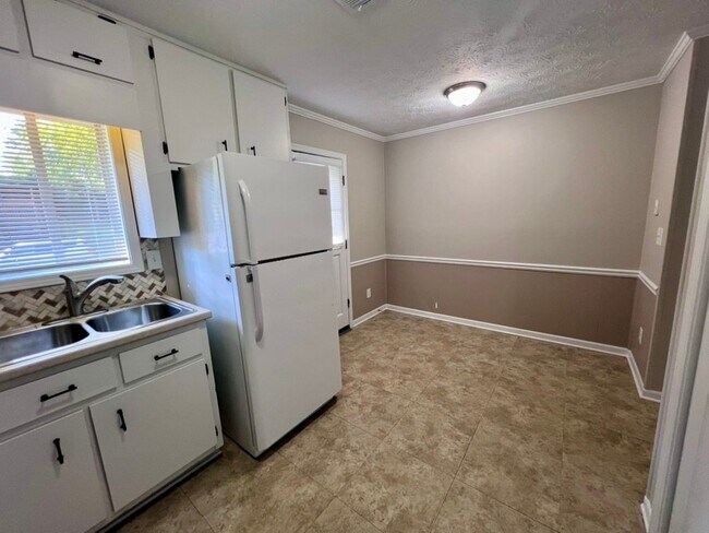 Building Photo - 4862 Valley Dale Dr SW
