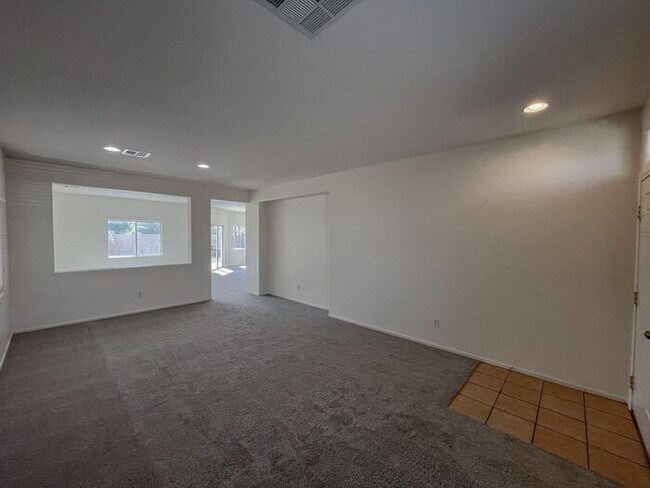 Foto del edificio - Charming Two-Story Home with Spacious Layout!