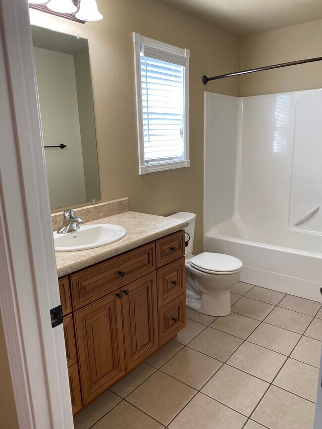 Building Photo - 3 Bedroom House with a 2 Garage in Heights