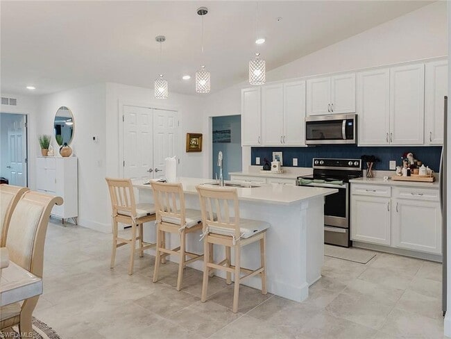 Foto del edificio - 5690 Mayflower Way