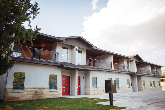 Foto del edificio - AUGUST MOVE-IN SPECIAL: 4 Private Suites • Walk to Texas Tech • Modern Finishes