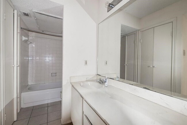 Foto del edificio - 7900 N Stadium Dr