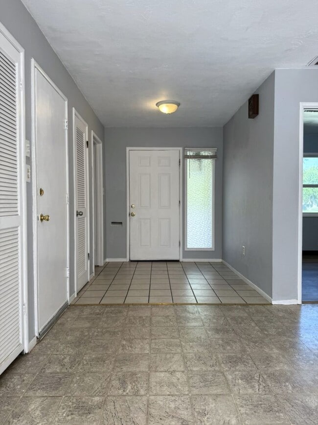 Building Photo - Spacious 2/2 home near shopping