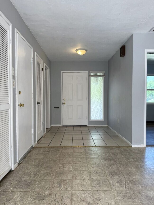 Foto del edificio - Spacious 2/2 home near shopping
