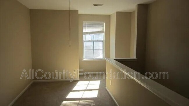 Foto del edificio - 221 Meadow Wood Rd