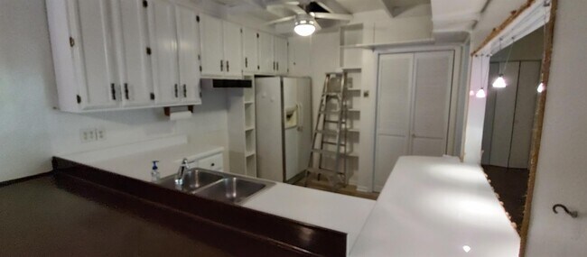 Building Photo - 5275 Country Club Rd
