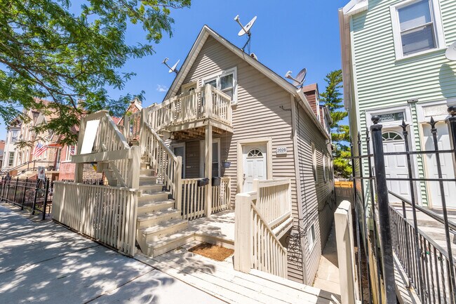 Building Photo - 2028 W 22nd Pl