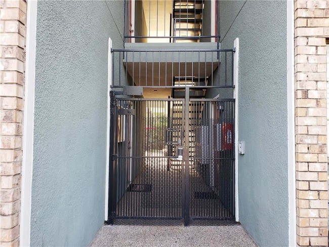 Building Photo - 5620 Live Oak St