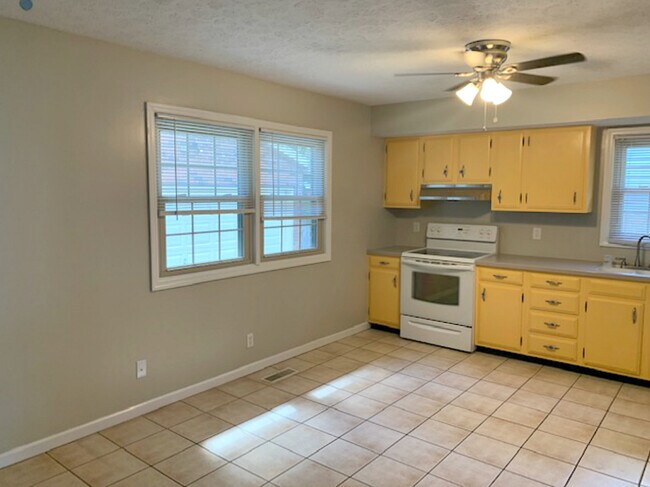 Building Photo - 800 Greenfield Rd