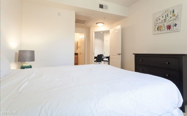 Building Photo - 2 br, 1 bath  - 333 E Roosevelt St