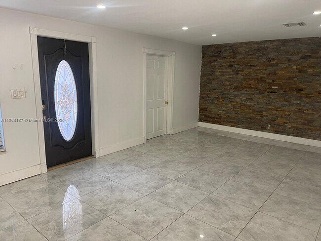 Foto del edificio - 323 NW 4th Pl
