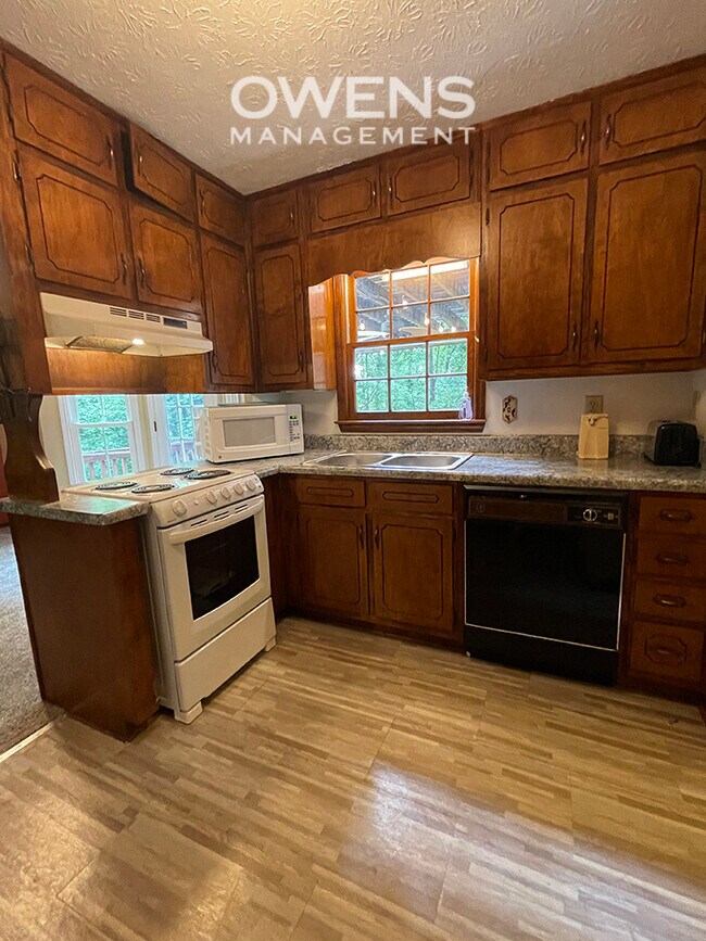 Building Photo - 6225 Oak Ridge Dr