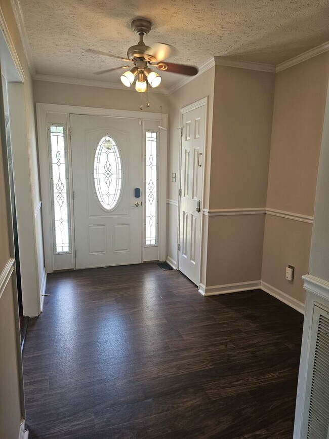 Building Photo - 3 Bed, 2 Bath with Screened in Porch