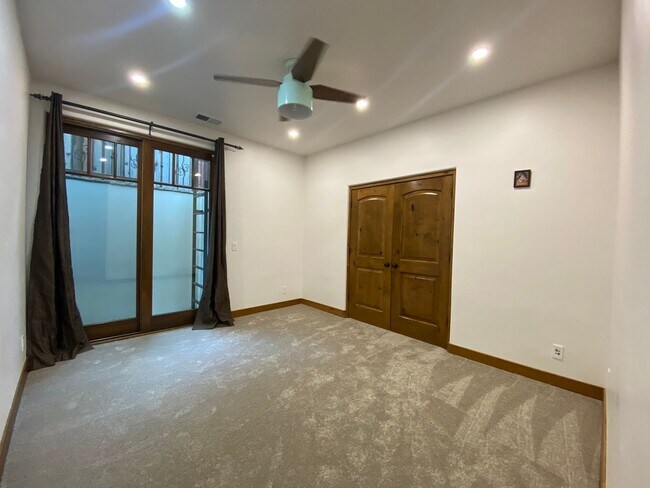 Foto del edificio - Lower-Level unit with 2 Bedrooms and 2 Bathrooms