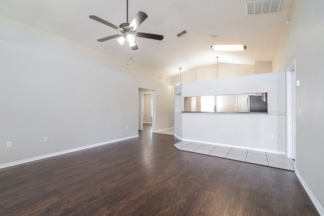 Building Photo - 931 Rivecon Ave