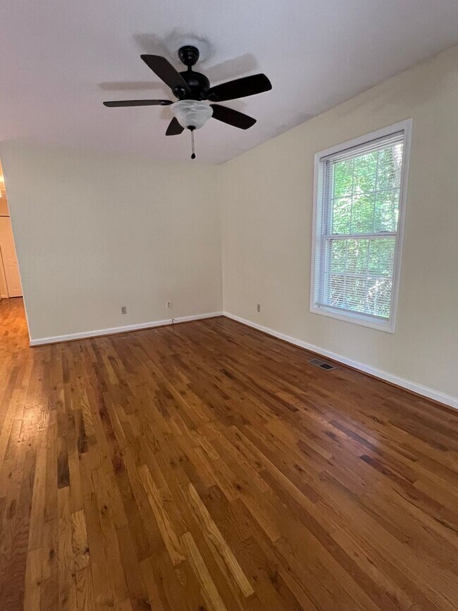 Foto del edificio - Lovely 3 bedroom/2 bathroom, Convenient Ro...
