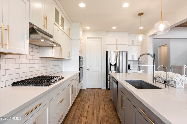 Building Photo - 4050 S Thistle Dr