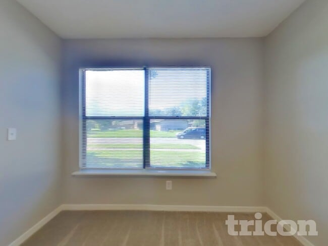 Foto del edificio - 7091 Beechfern Ln S