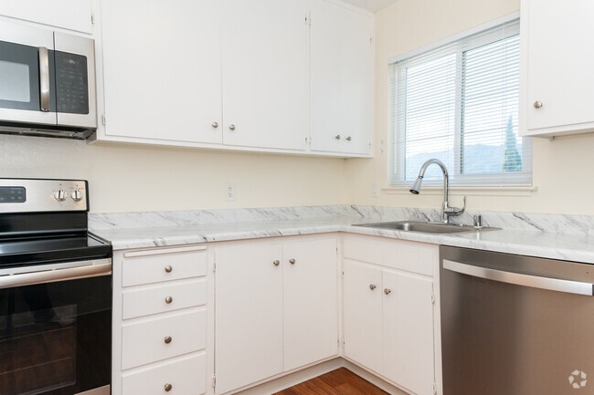 1BR, 1BA - 790SF - Kitchen - 451 Via Casitas