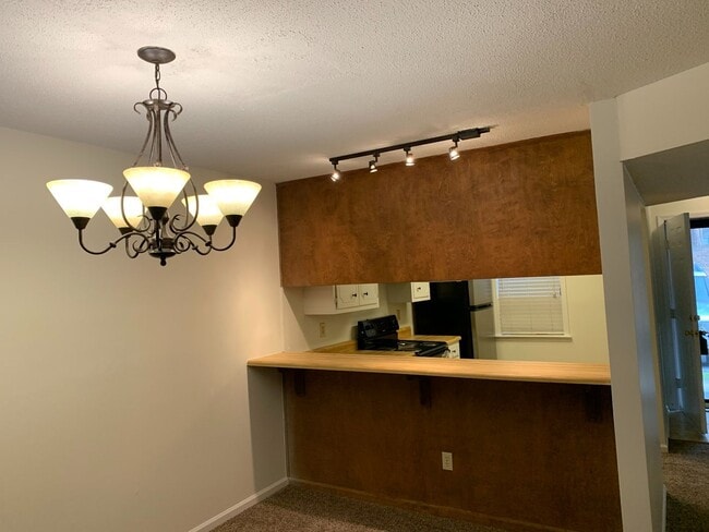 Building Photo - Quite two bedroom Townhome in Central Mart...