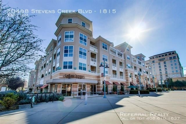 Building Photo - Luxury Penthouse Condo with Beautiful Views!